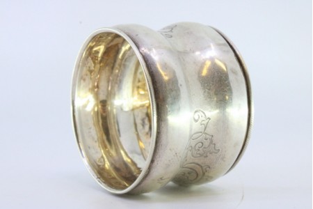  Argola de guardanapo em prata com gravados envolvendo cartela para monograma.